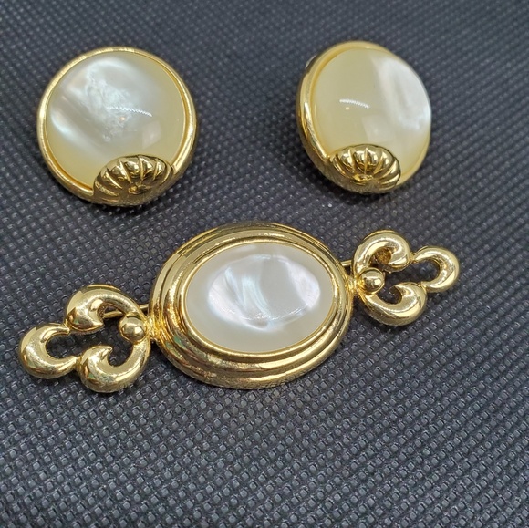Monet Jewelry - Monet vintage 1989 brooch & earing set